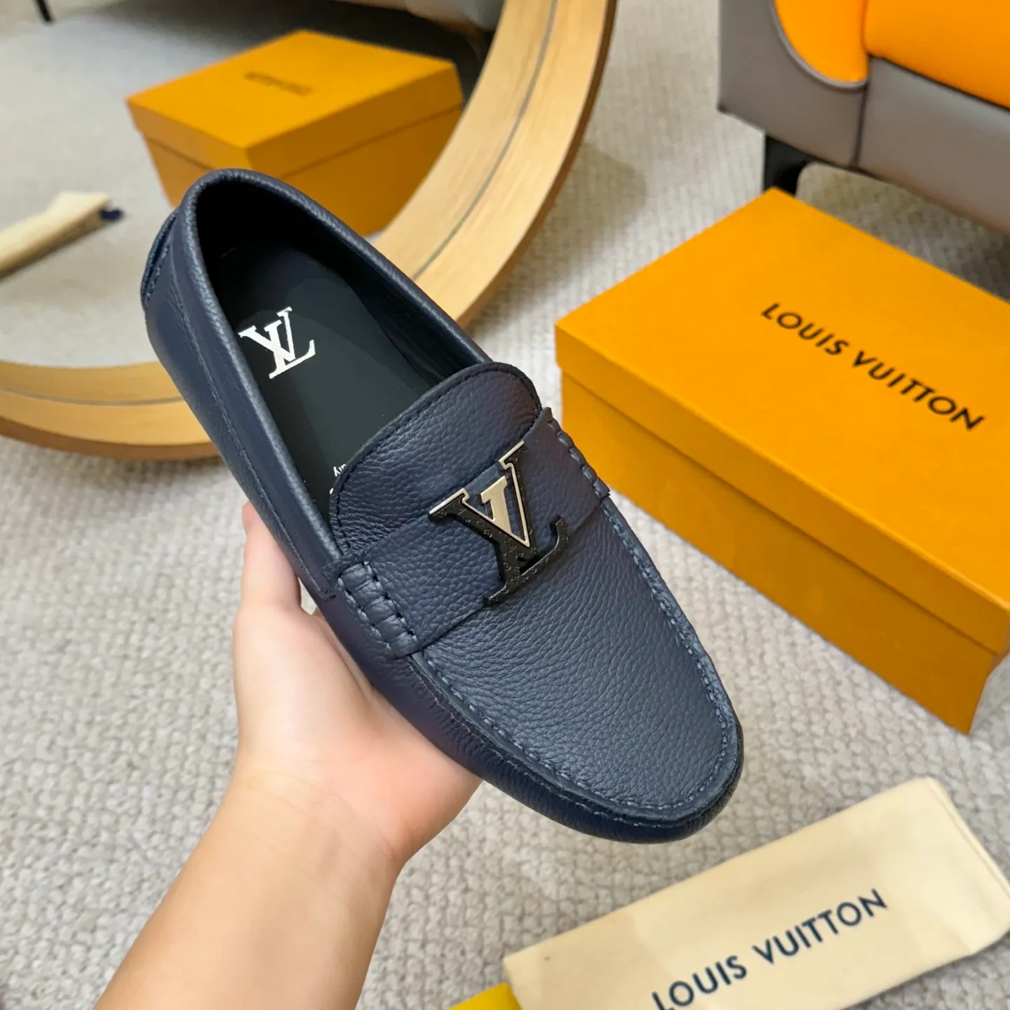 Men's men's shoes 💰420 (Yangli) LV 2⃣️0⃣️2⃣️5️⃣Spring and summer counter GLORIA series models ✈️Original factory special leather production, original last type. A classic driving slip-on casual shoe that shows an elegant style with exquisite craftsmanship details such as Monogram embossing all over the upper🌀Italian imported calfskin fabric Sheepskin foot pads➕Inside～Private mold replica sole Unique style Comfortable driving slip-on Size: 4-12 (38-46) Comes with [Counter packaging: original box, wrapping paper, card, instruction manual, shoehorn, cloth bag] No pressure to enter and leave the counter!